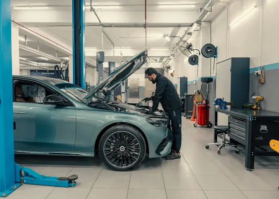 Autoturism ridicat pe elevator într-un atelier auto