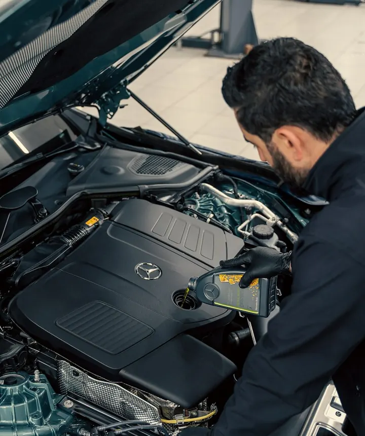 Mecanic verificând motorul unui autoturism