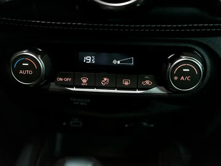 Panoul de climatizare al unui autoturism