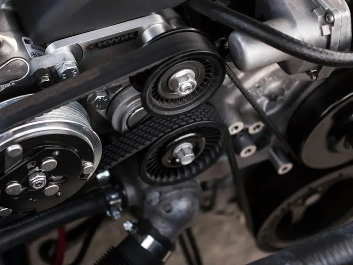 Motor cu curelele distribuției la vedere