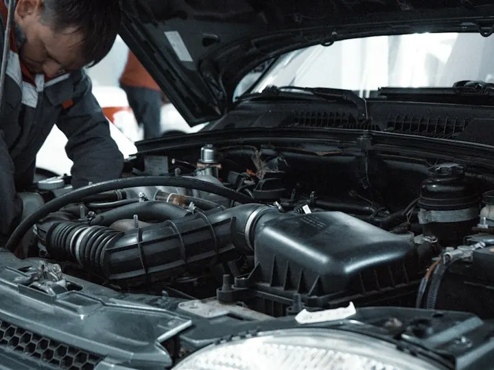 Compartimentul motor deschis pentru verificare